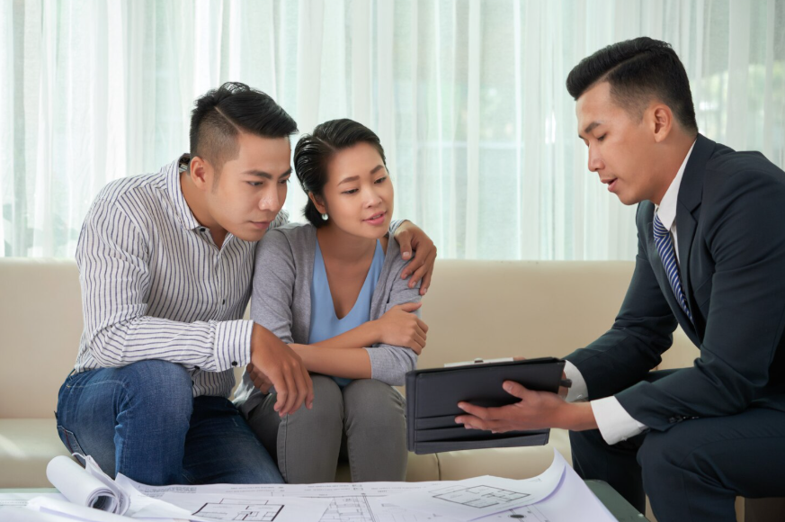 Homeowners meeting contractor showing how to negotiate renovation pricing and project costs